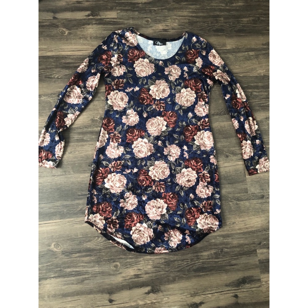 Long sleeved velvet floral dress